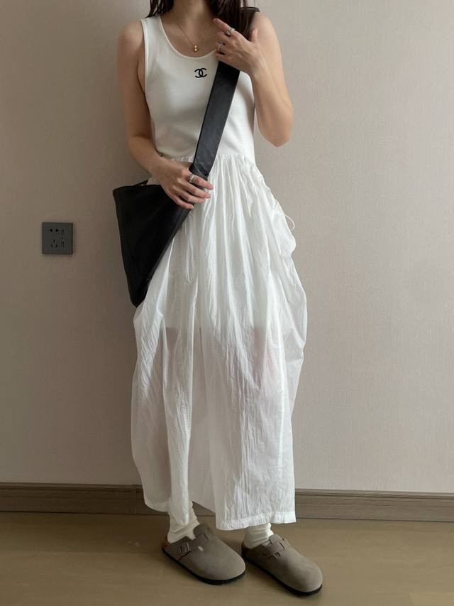 cc One-Piece Dress A Very Elegant Dress With A Body Made Of Rebound Knitted C