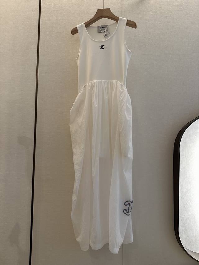 cc One-Piece Dress A Very Elegant Dress With A Body Made Of Rebound Knitted C