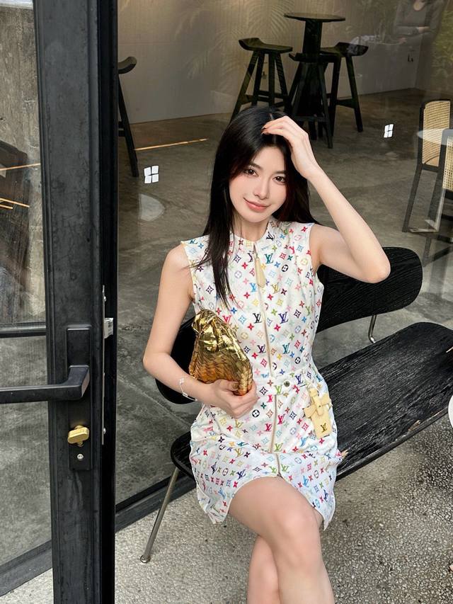 l* Full-Print Logo Dress The Style Is Versatile And Can Be Customized With Ac