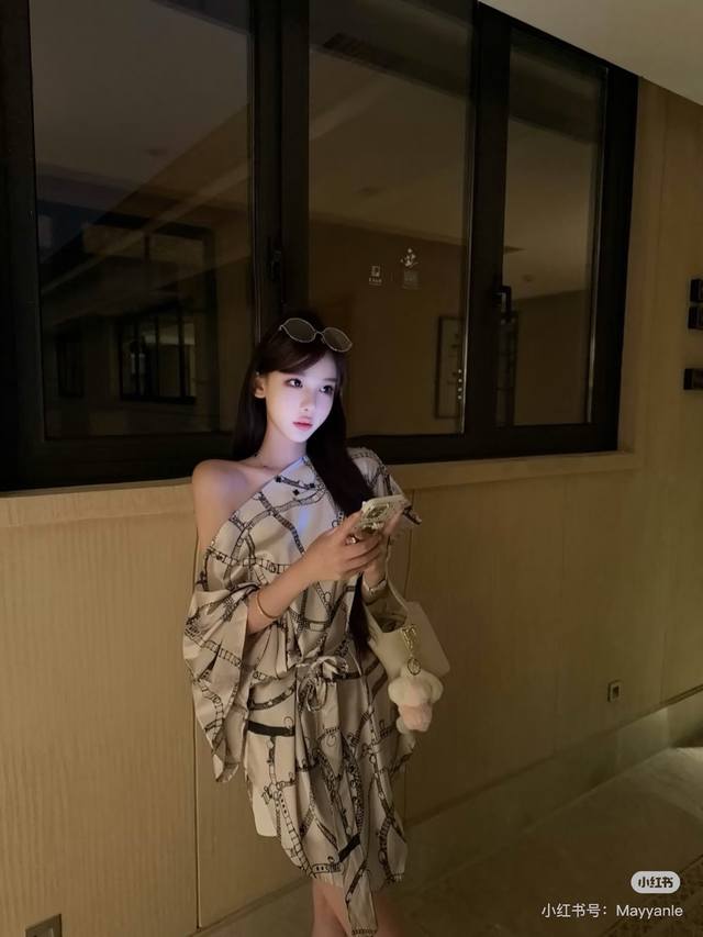 New Arrival Herme* New Off-Shoulder Strap Top Old Money Style Super High-End Off