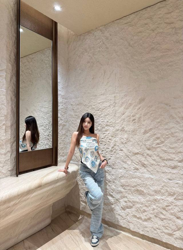Jeans Chanel Spring And Summer New Laser Pearl Chain Straight Jeans Color: 2 Col