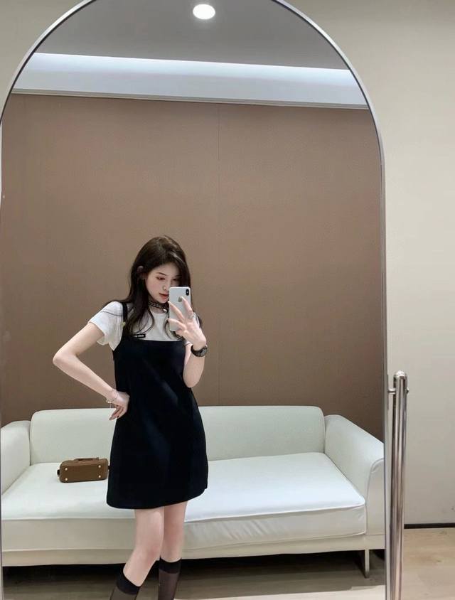 Skirt 90 Short Sleeves Miumiu Little Black Skirt Metal Logo Design Is Simple But