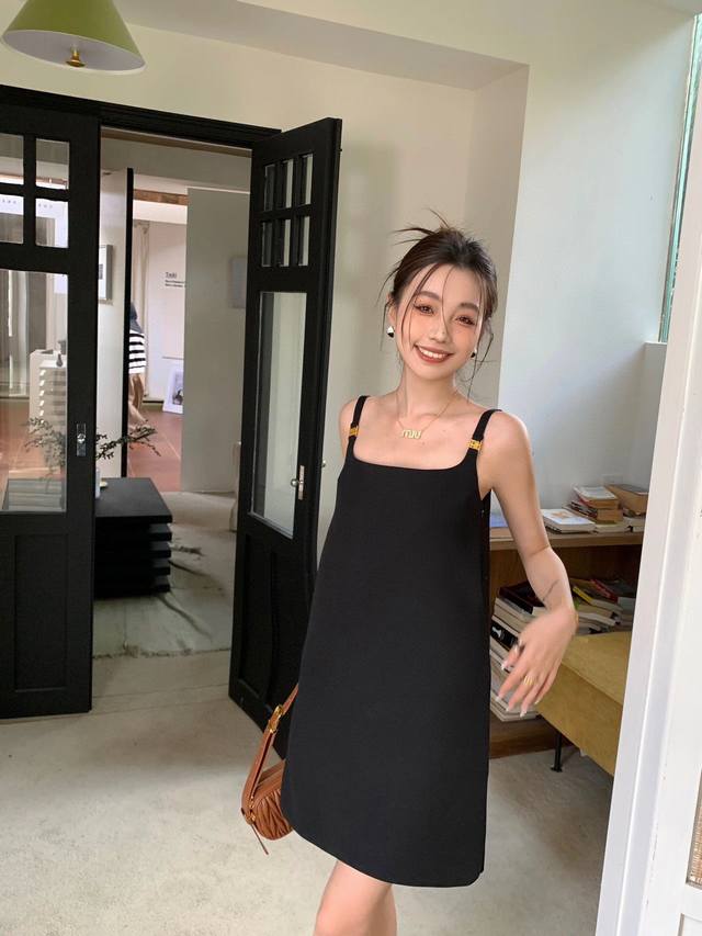 miumiu Little Black Dress Metal Logo Design Is Simple But Not Simple Wear It