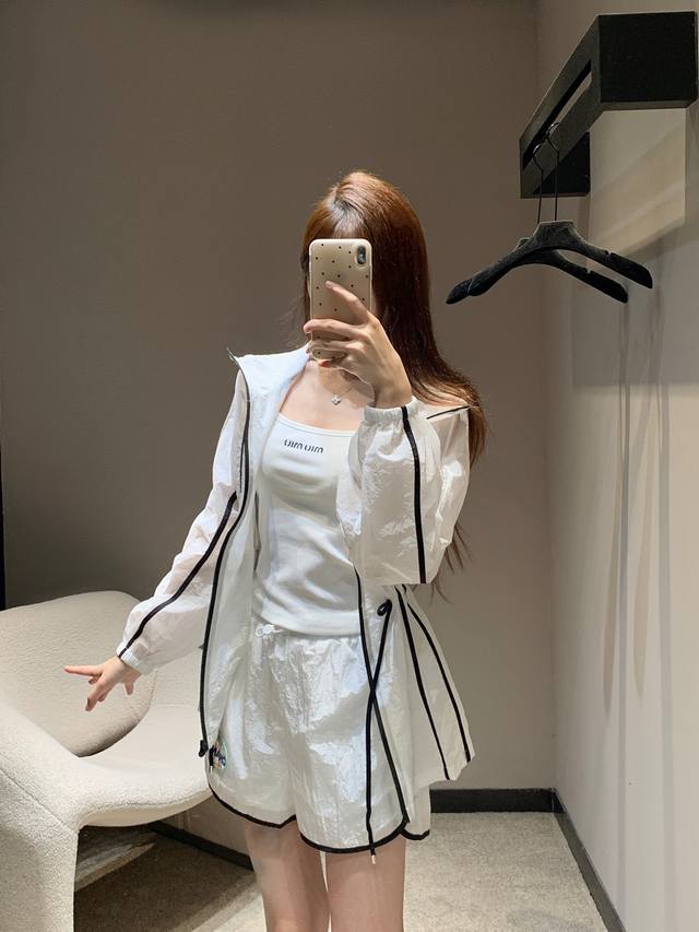 chane* 25Ss New Spring And Summer Micro-Logo Contrast Color Decoration Zipper