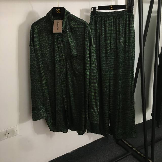 Style No. 20253256 Balenciag* New Home Style Pajamas Set Crocodile Print Tempera