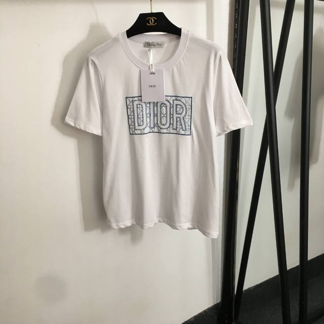 Style No. 20253232 Dio* New Logo Embroidery Casual Short Sleeve T-Shirt White Bl