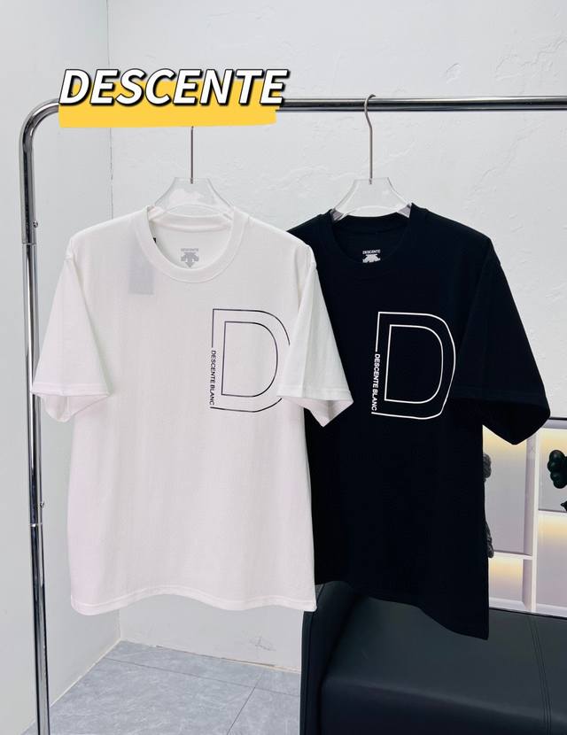 Descente's classic basic short-sleeved T-shirt with a big logo on the chest, for