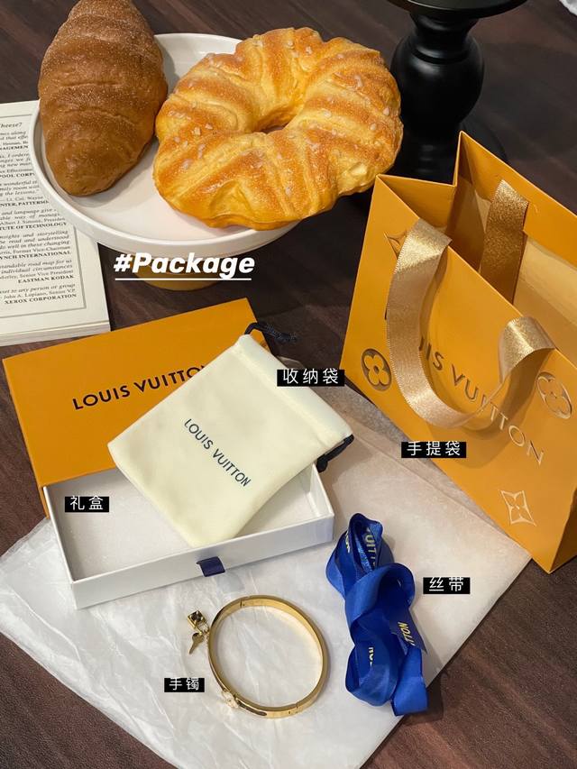 Lv Louis Vuitton four-leaf clover old flower bracelet with full set of packaging