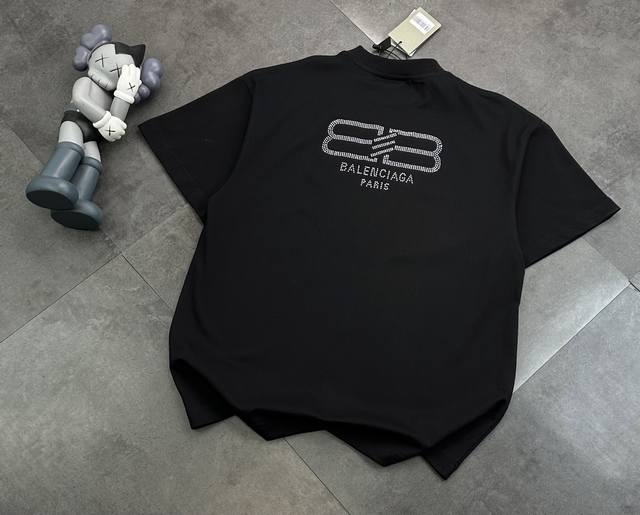 Balenciaga hot diamond couple short-sleeved T-shirt! The chest is a plain short-