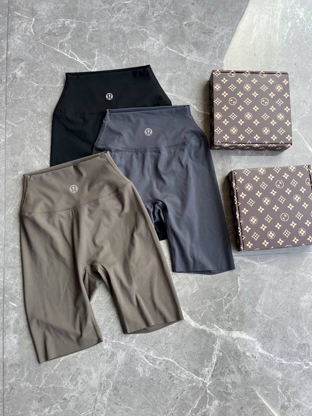 Lulu's popular yoga shorts Color: black, gray, light brown = dark green Size: M,