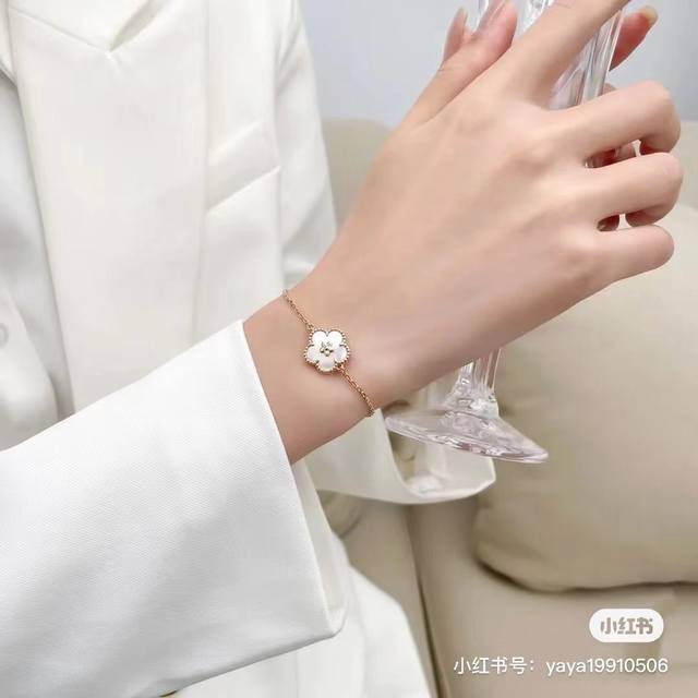 Van Cleef & Arpels' new peach blossom bracelet has designed a series of jewelry