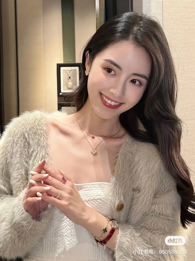 Van Cleef & Arpels' new peach blossom necklace has designed a series of jewelry