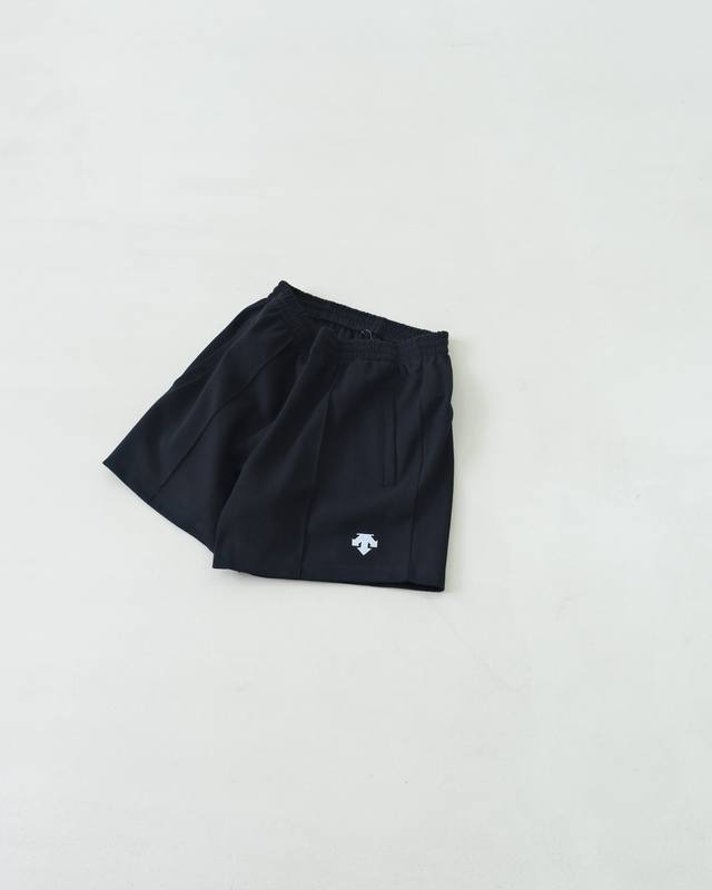 Descente solid color logo embroidered five-point breathable and comfortable casu