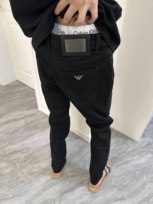 Classic and versatile Amani jeans . Customized hardware logo on the back pocket.