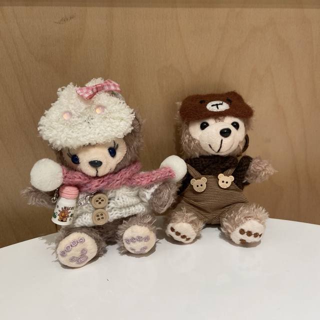 Disney's cute fugitives! Duffy's overalls and ShellieMay's pink scarf are all ve