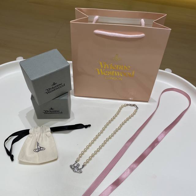 New arrival~ Wivienne Westwood pearl planet necklace, looks great on you! So bea