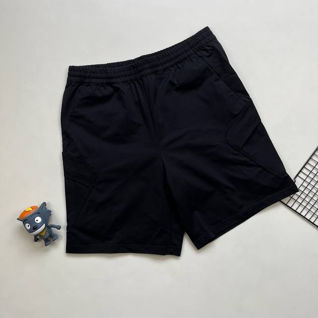 Descente commuting comfortable breathable woven sports work shorts The fabric is