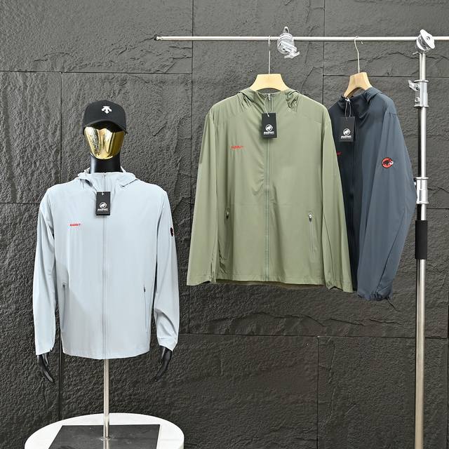 New arrival Mammut's new embroidered breathable windproof hooded jacket! Comfort