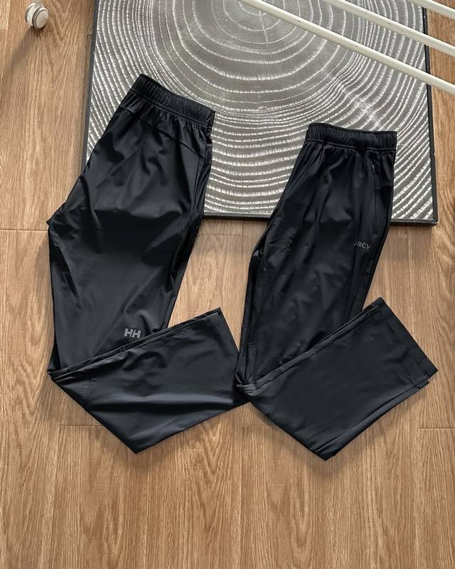Hellyhansen's oblique zipper pocket design and reflective strips on the back leg