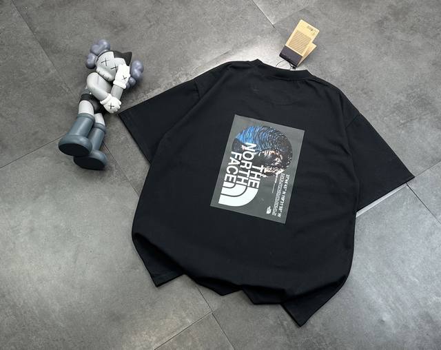 The same style short-sleeved shirt as the official website of the trendy brand T