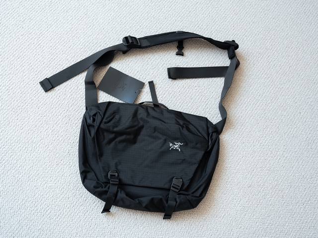 Arc Granville 10 Arc'teryx messenger bag Capacity: 10L Size: 34*42*13Cm As a top