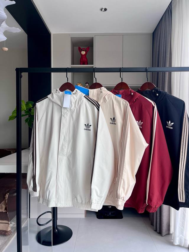 Clover four-color hooded jacket Adidas three-bar four-color hooded jacket, class