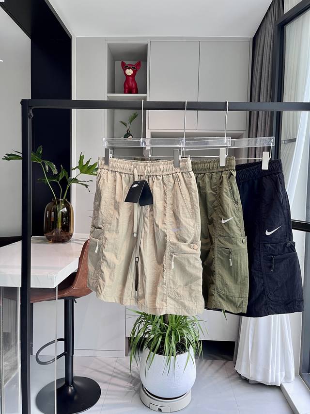 Nike reflective cargo shorts Nike reflective casual multi-pocket cargo shorts, s