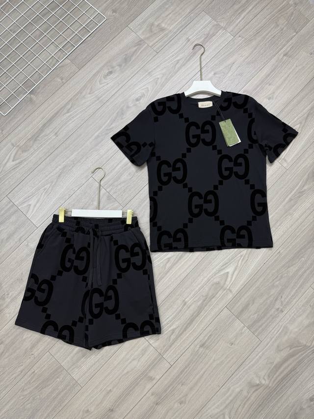 ؼDetails of the new Gucci flocked shorts The latest Gucci double G interlocking