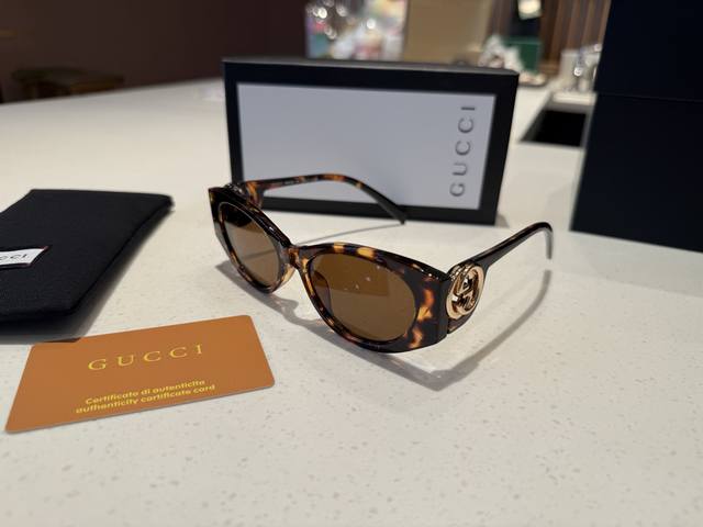 New arrival! , with counter packaging! Gucci women's polarized sunglasses large