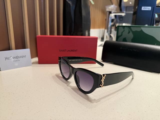 New arrival! , with counter packaging! The same sunglasses as the stars at the S