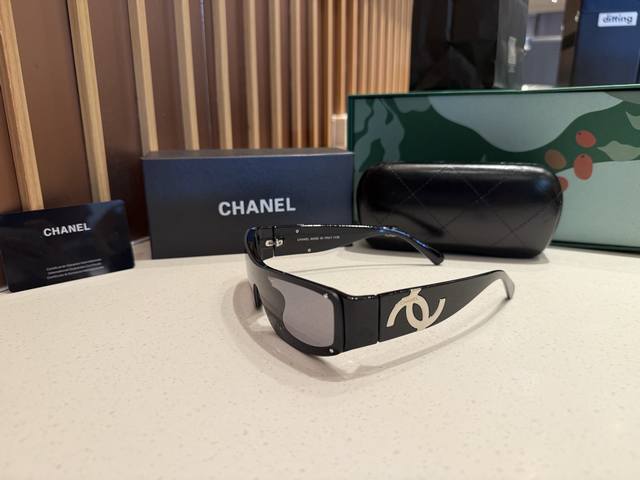 New arrival! , with counter packaging box! Chanel women's polarized sunglasses!