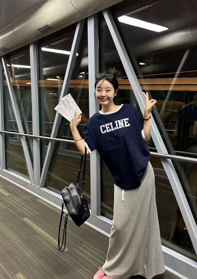 A high-end navy blue that you will fall in love with at first sight: A Celine T-