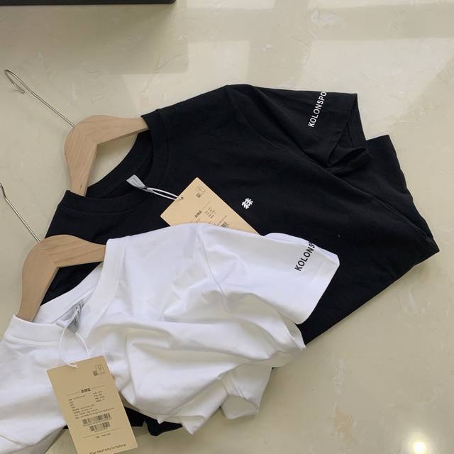Kolon Sport basic style with printed chest and cuffs, round neck and short sleev
