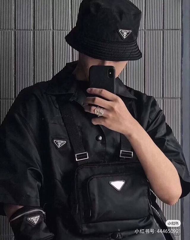 New arrival Prada classic triangle bucket hat This bucket hat is a classic I am