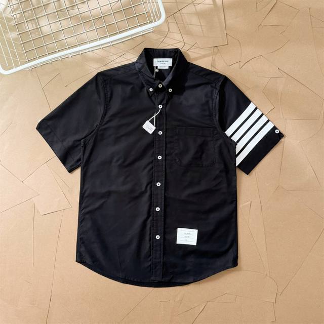 Tb sleeves white four-bar Oxford short-sleeved shirt T13 Thom Browne. Tb sleeves