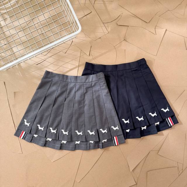 Tb classic short front and long back puppy embroidery pattern slit pleated skirt