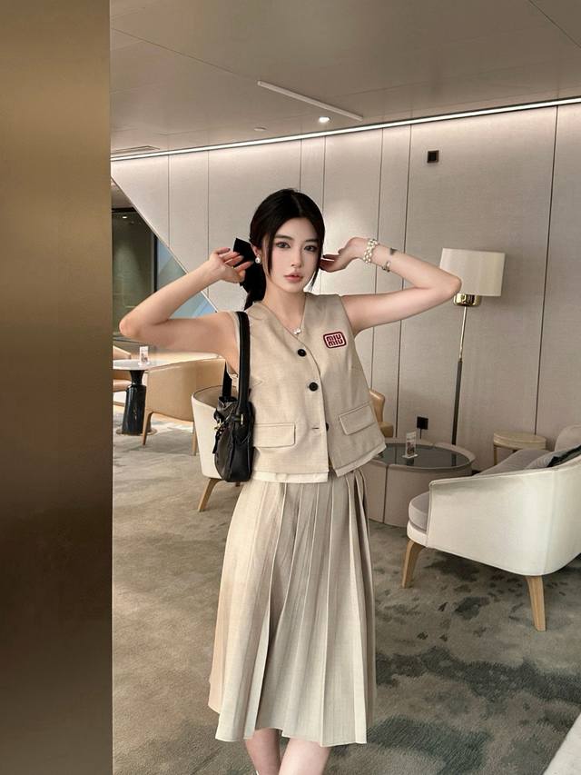 Miumiu Miu Miu letter square embroidery V-neck vest pleated skirt suit with belt