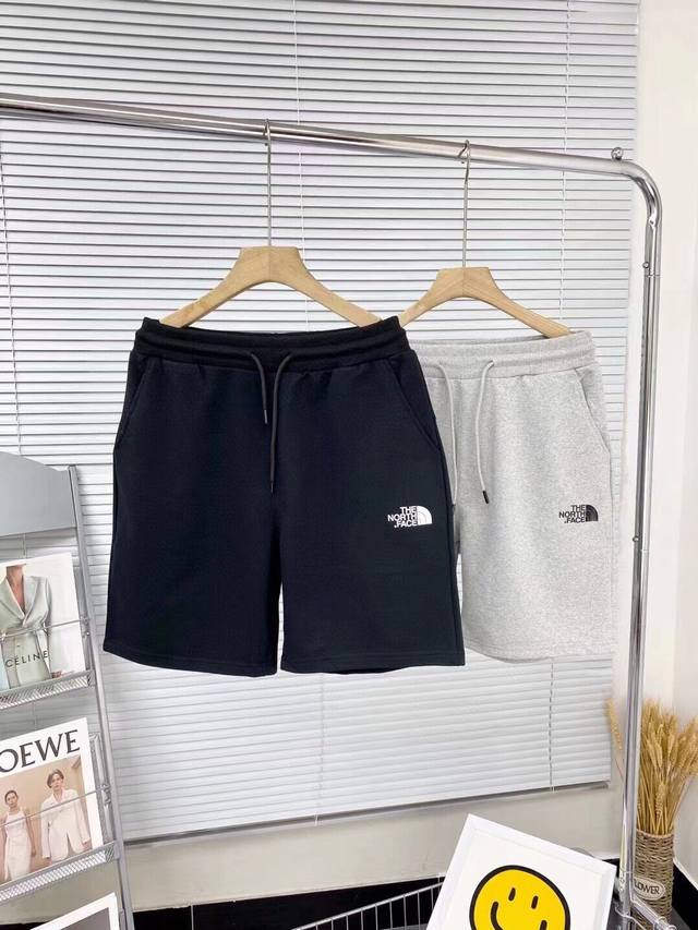 The North Face's classic basic shorts for summer, suitable for both casual sport