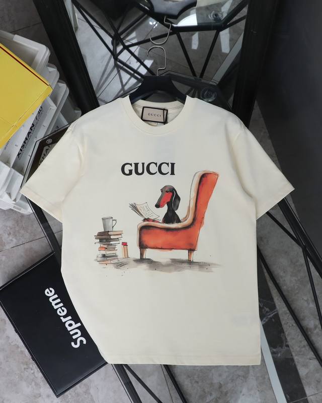 Gucci chair puppy print round neck short-sleeved T-shirt Style number: 352 Origi