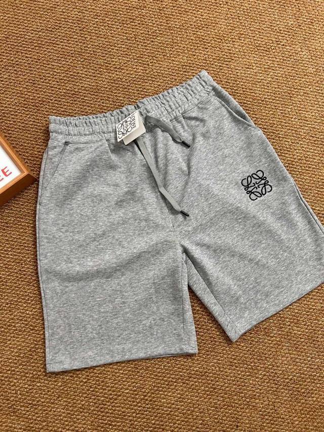 Loewe's latest basic five-point casual shorts for summer are made of heavy Chine