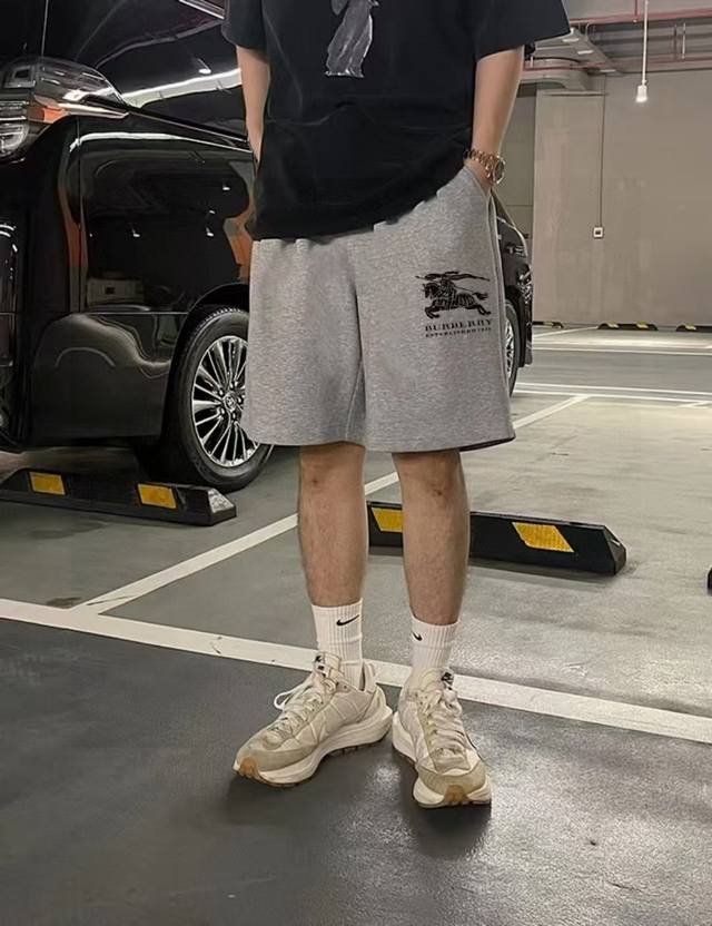 Burberry's latest summer basic five-point casual shorts with war horse print are
