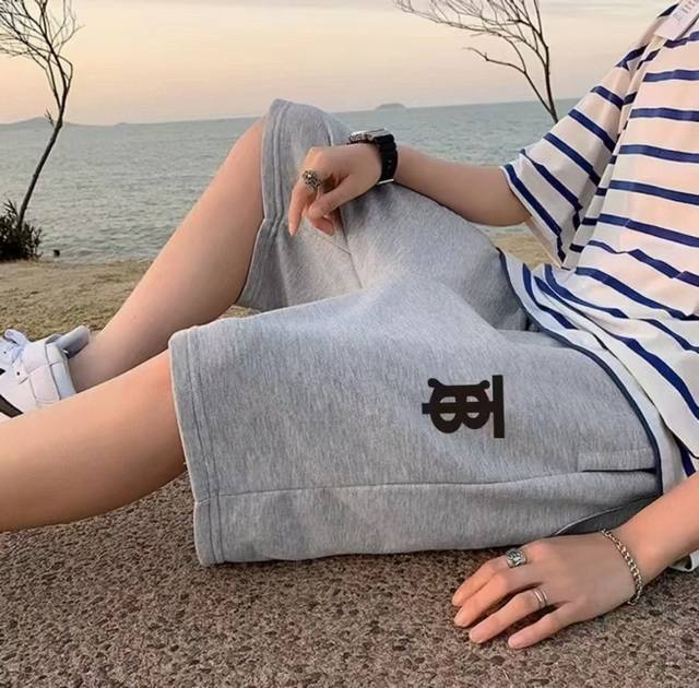 Burberry's latest summer basic five-point casual shorts with Burberry prints are
