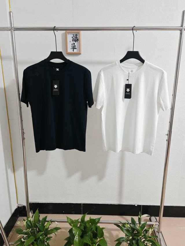 2025 new Descente glued liquid ammonia seamless T-shirt 1. Fabric: The fabric is