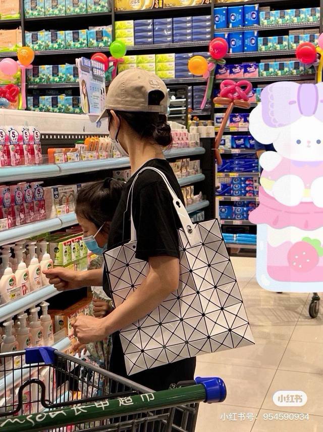 Issey Miyake six-compartment bag Every girl can't resist the temptation of the b