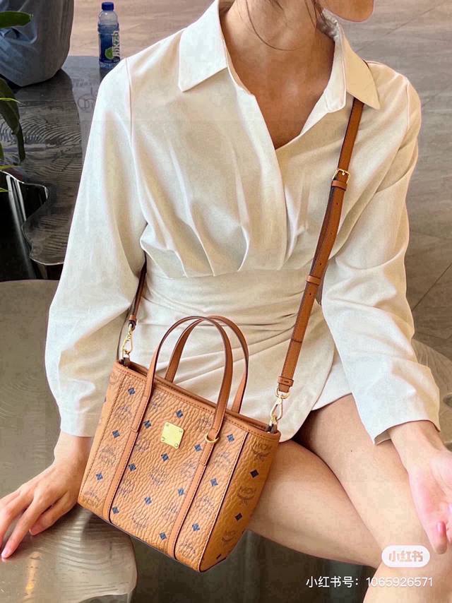 Mcm shopping basket, comes with a puppy pendant It