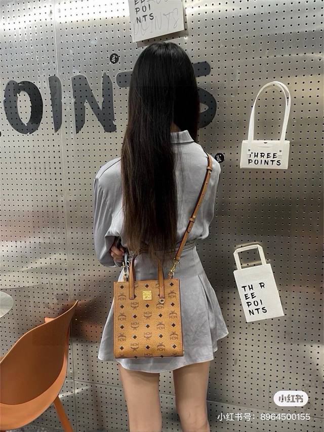 Mcm handbag, free puppy pendant Mcm new handbag, really convenient and practical