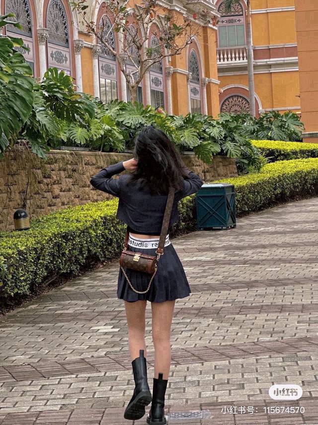 Lv Papillon is absolutely beautiful to anyone who carries it! Style: At first gl