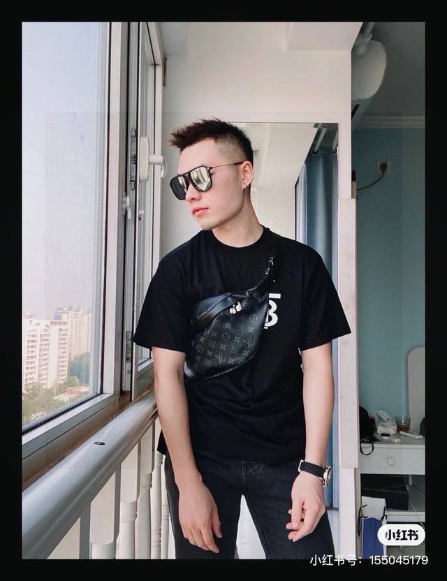 Lv Black Flower Waist Bag This waist bag is the same style for men and women, an