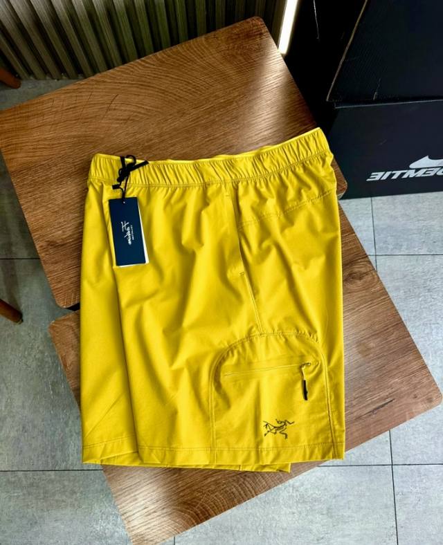 Arc'teryx Arc'teryx side taped sports quick-drying shorts The style is moderate,