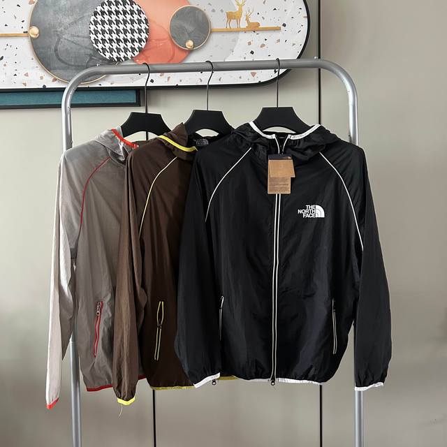 The North Face three-color hooded sun protection jacket The size is also large e